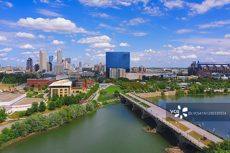 航拍印第安纳州印第安纳波利斯市中心与白河图片素材