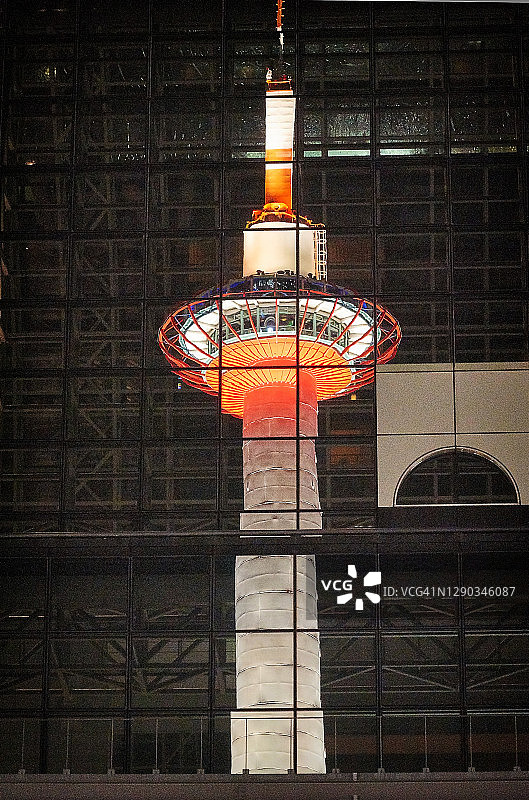 日本京都塔的灯光照亮塔身的倒影图片素材