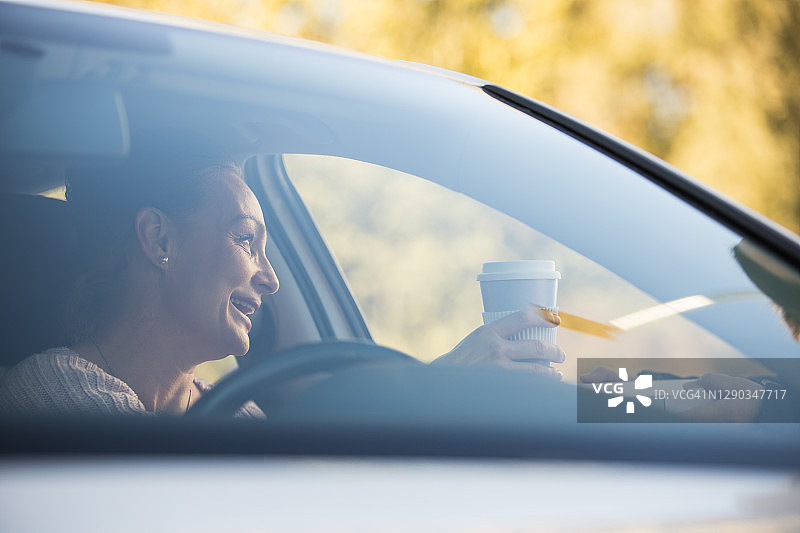 女人在路边取货点拿到外卖订单图片素材