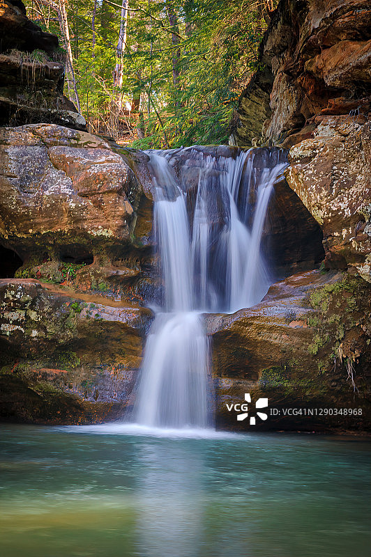 俄亥俄州东南部霍金山州立公园的雪松瀑布图片素材