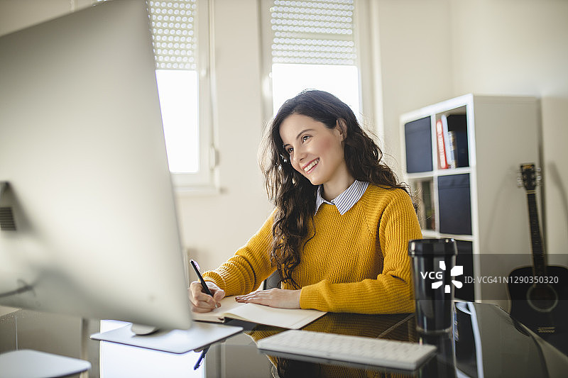 在家上网课学习的年轻女子图片素材