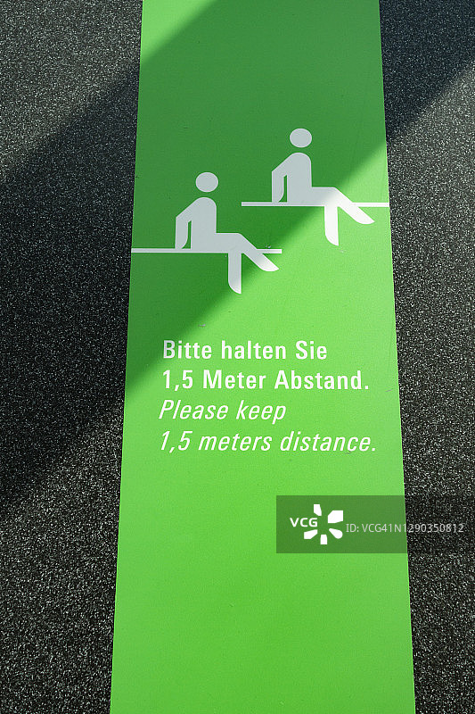 机场的社交距离标志图片素材