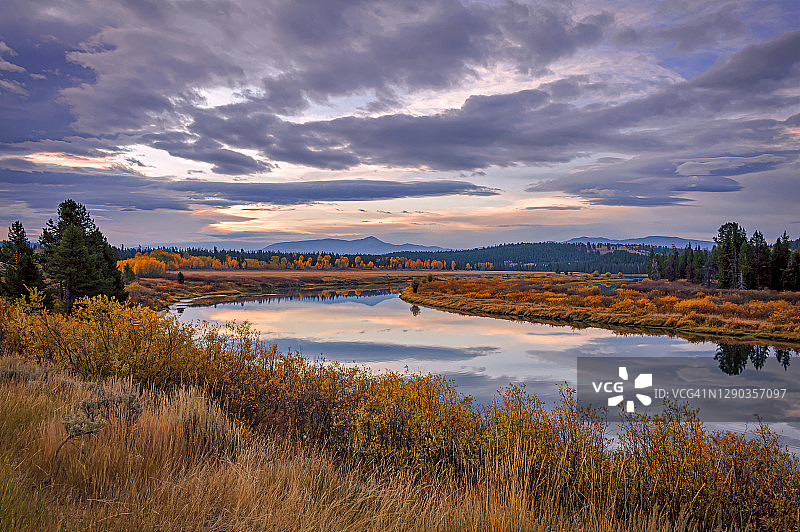 怀俄明州杰克逊附近大提顿国家公园秋季蛇河上空的云彩图片素材