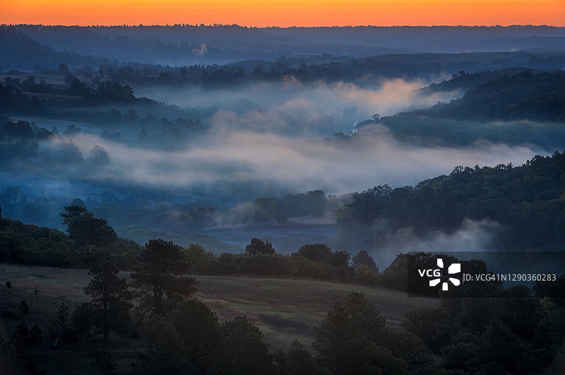 内布拉斯加州瓦伦丁附近的尼奥布拉拉国家野生动物保护区，尼奥布拉拉河上的黎明雾气和色彩图片素材