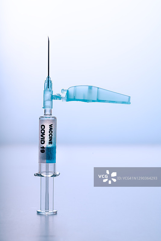 白色背景上的新冠疫苗注射器图片素材