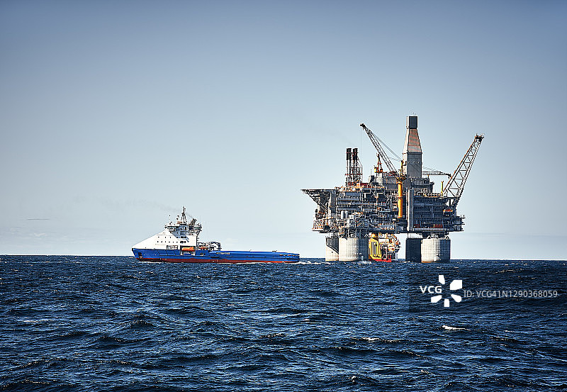 海上平台和补给船，海浪与蓝色晴空图片素材