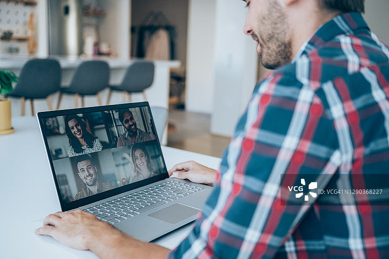 朋友们在视频通话图片素材