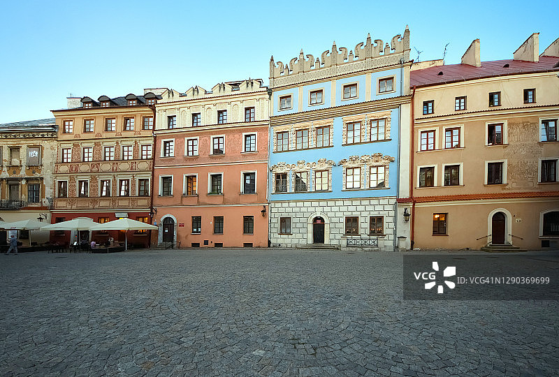 波兰卢布林，黄昏时分卢布林市场上色彩缤纷的亚美尼亚传统房屋图片素材