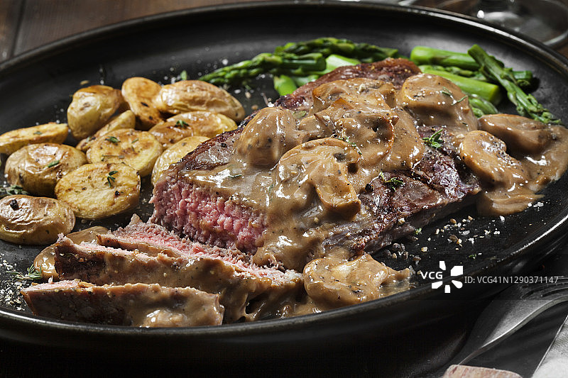 经典奶油蘑菇干邑牛排图片素材