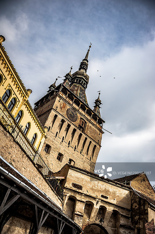 锡吉什瓦拉古老中世纪城镇和钟楼上的日落图片素材