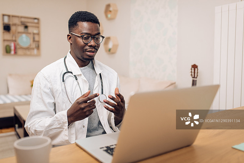 非裔美国医生在家中与患者在线交流图片素材
