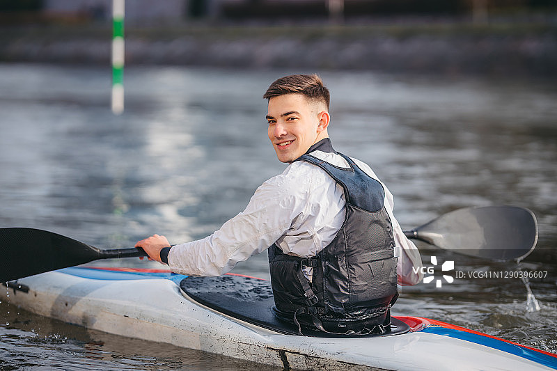 在静水中进行皮划艇短跑训练的年轻健壮男人图片素材
