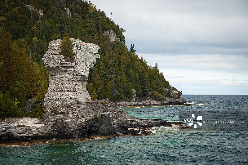 加拿大安大略省，法athom Five国家海洋公园的花盆岩图片素材