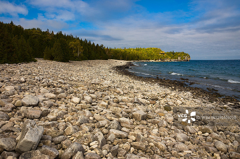 加拿大安大略省布鲁斯半岛国家公园的岩石海滩图片素材
