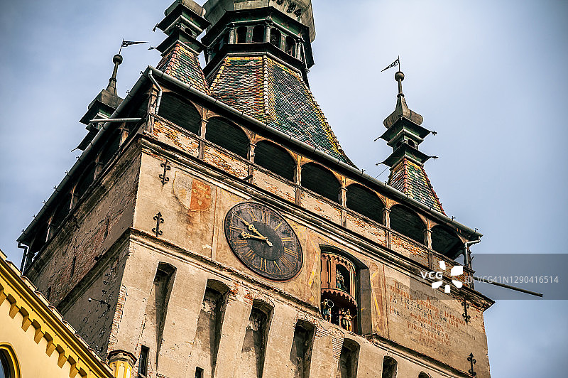 锡吉什瓦拉古老中世纪城镇和钟楼上的日落图片素材