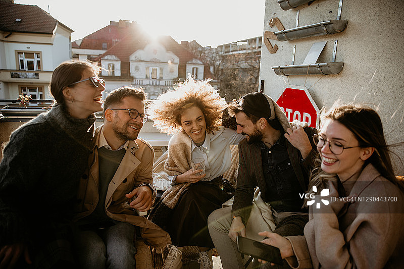 当我们交谈时，我们进行建设性的轻松对话图片素材