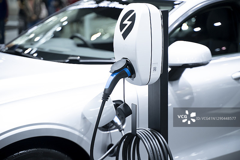 电动汽车充电中图片素材