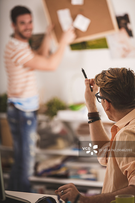 确保办公室公告栏及时更新图片素材