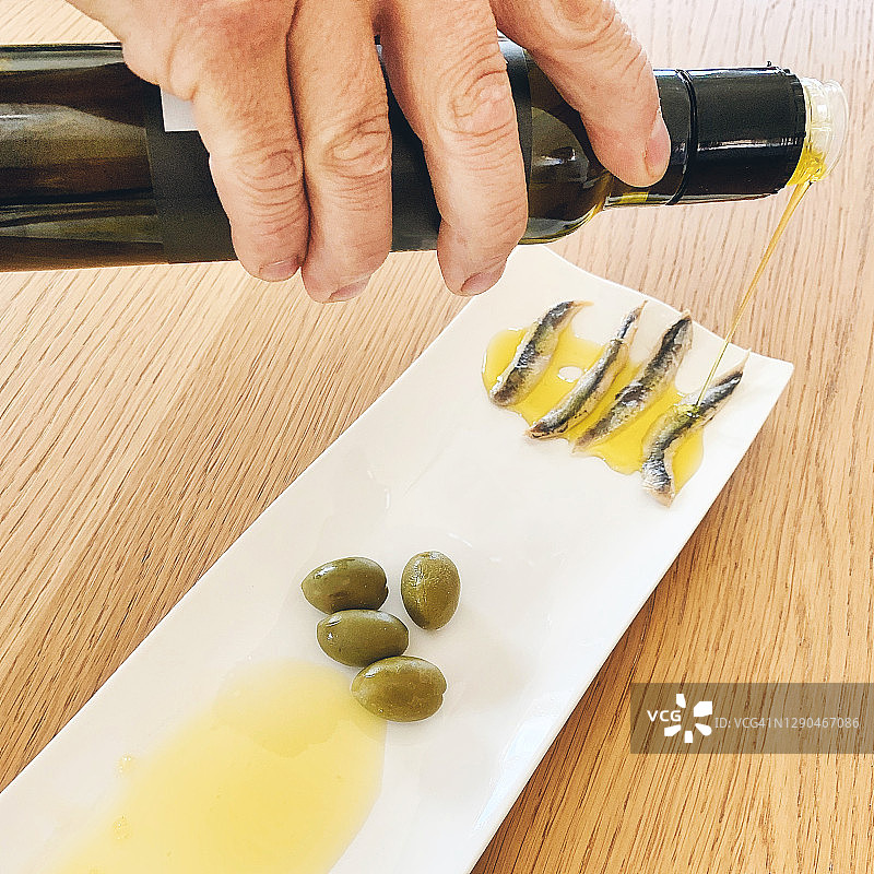 享受橄榄油和葡萄酒品尝图片素材