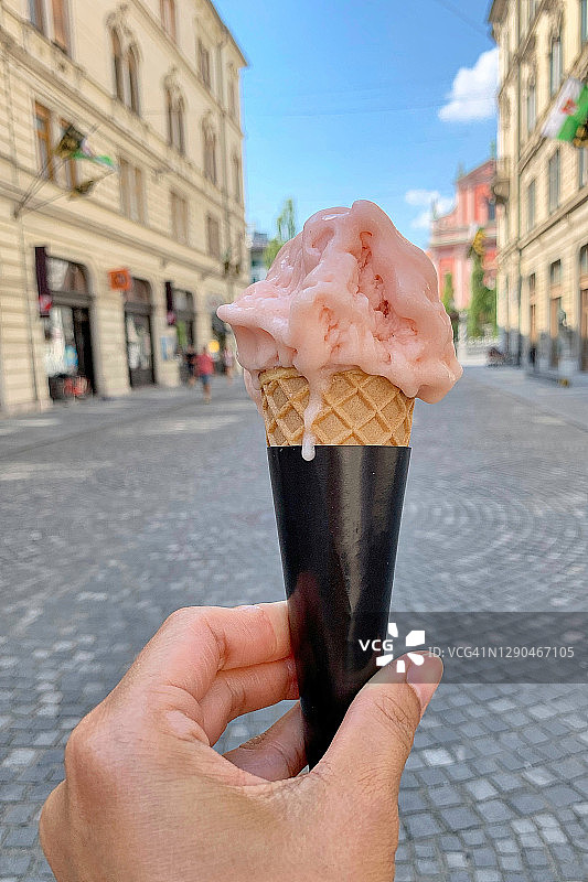 手持华夫饼甜筒上的清爽白桃冰淇淋图片素材