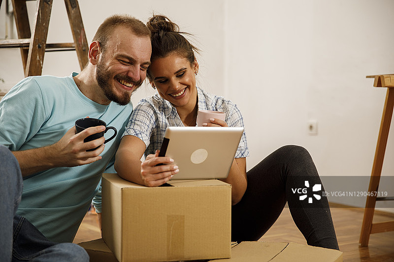 在新家视频通话的朋友们图片素材