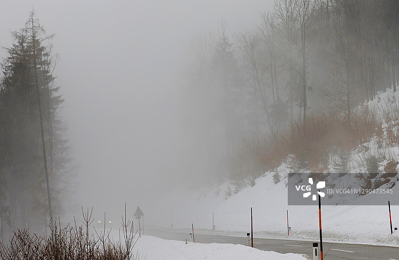 雾蒙蒙的冬季道路图片素材