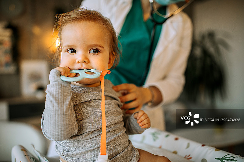 可爱的小男婴玩橡胶玩具图片素材