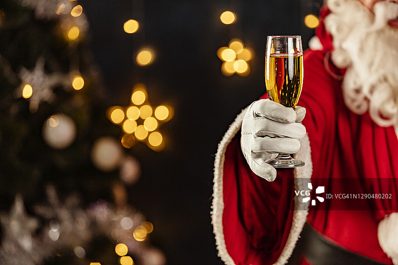 圣诞老人拿着香槟酒杯图片素材