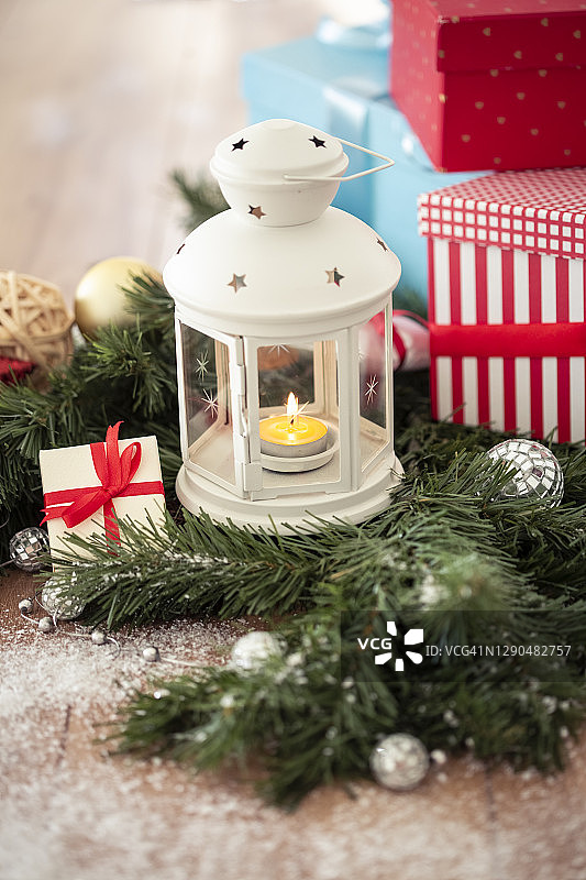 木质背景上的圣诞装饰俯拍图片素材