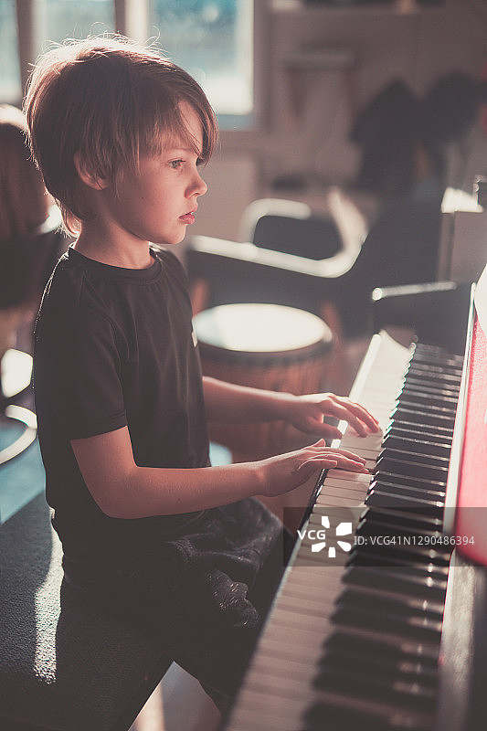 男孩弹钢琴图片素材