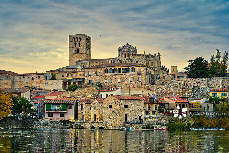 西班牙萨莫拉大教堂和老城区图片素材