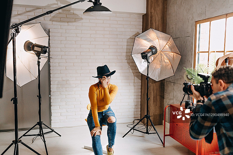 女人面对镜头摆姿势图片素材