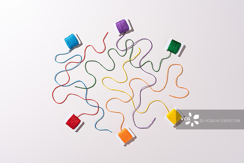 缠绕在一起的彩色线轴图片素材