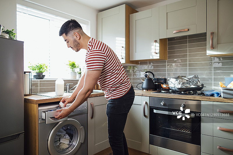 男人在洗衣服图片素材