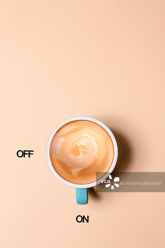 米色背景上的一个空玻璃咖啡杯图片素材