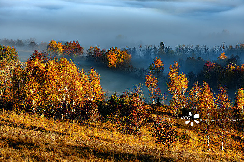 斯洛文尼亚滨海高原、朱利安阿尔卑斯山的秋色图片素材