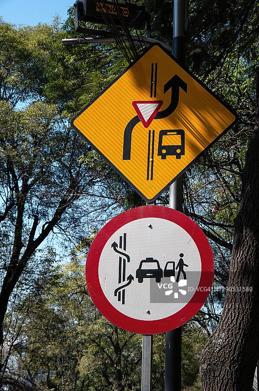 车辆应避让公交车道及注意出租车下客交通标志图片素材