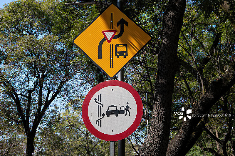 车辆应避让公交车道及注意出租车下客交通标志图片素材