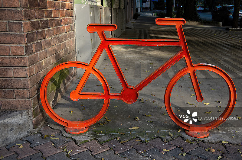橙色自行车造型的自行车停车站图片素材