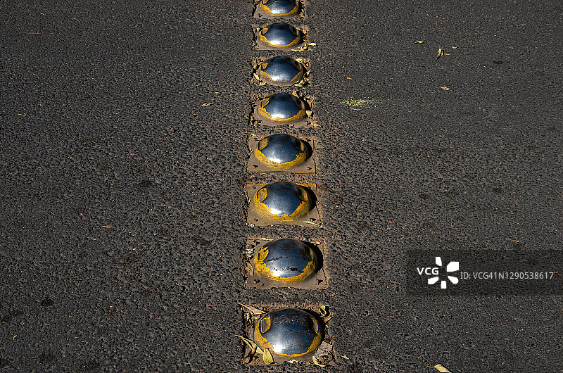 沥青路上不锈钢减速带图片素材