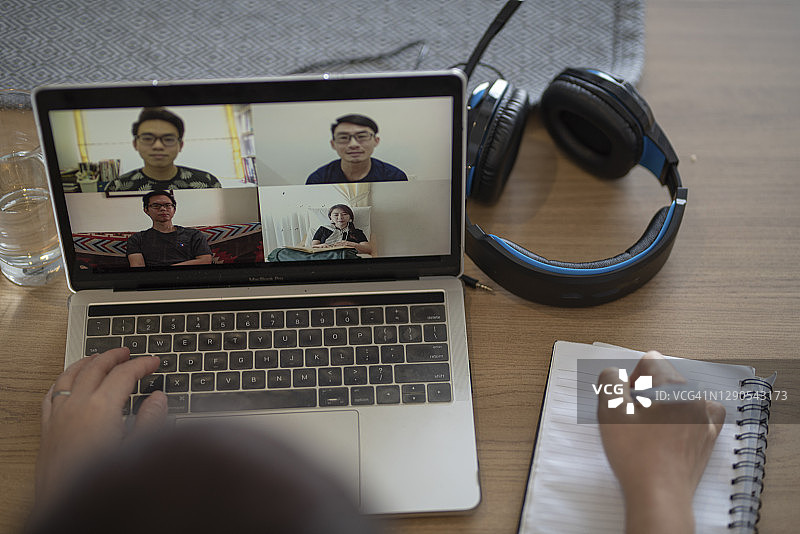 俯视：中国亚洲女性在家中餐厅使用笔记本电脑进行视频会议图片素材