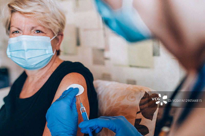 病人在家接种疫苗图片素材