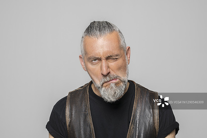 眨眼的男士特写图片素材