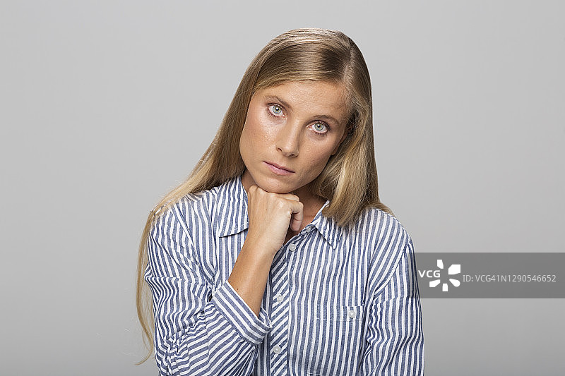 沉思的中年女人图片素材