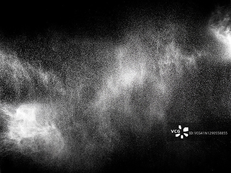 黑色背景上白色水压喷射水滴纹理特写图片素材