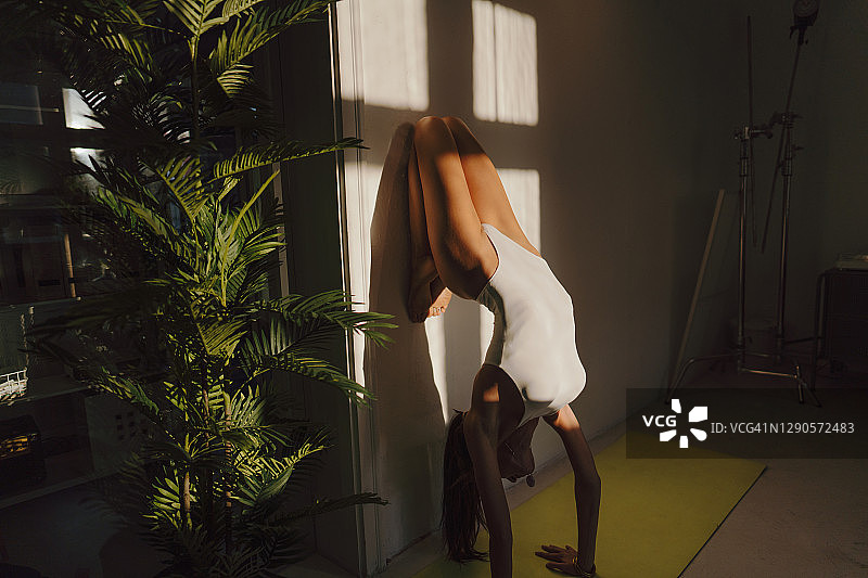 居家傍晚瑜伽图片素材