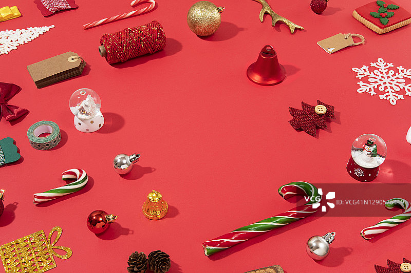红色背景上的圣诞装饰品图片素材