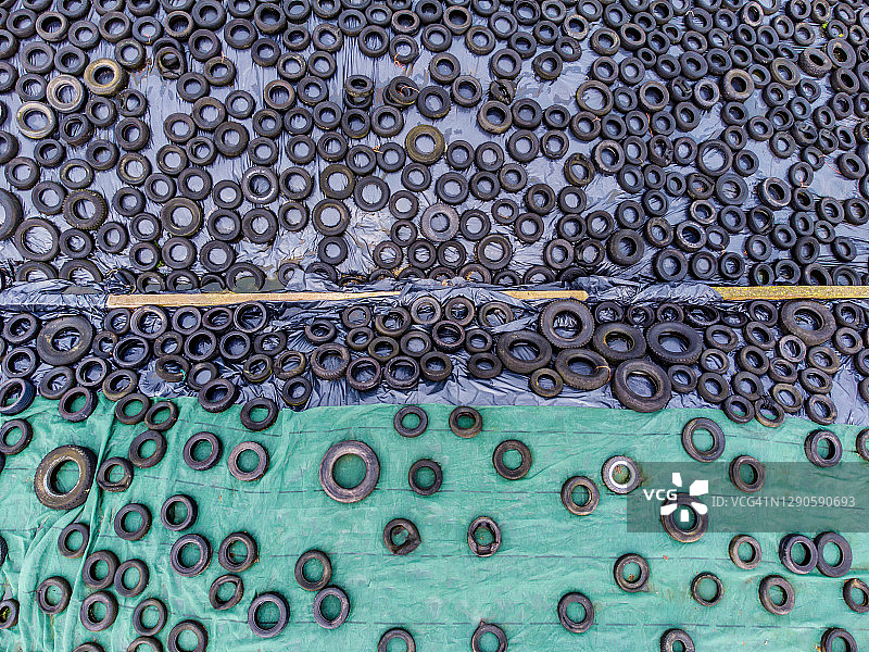压在青贮窖上的旧轮胎抽象俯视图图片素材