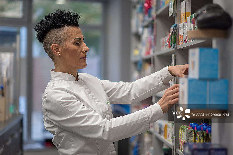 女药剂师整理药品图片素材