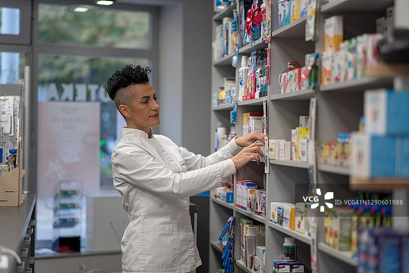 女药剂师整理药品图片素材